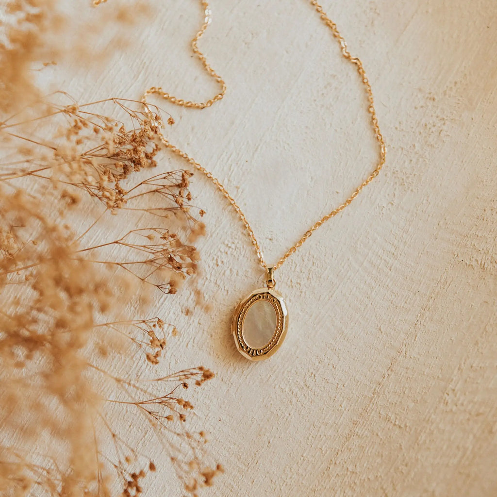 Isabelle Locket Necklace – Vintage Style Photo Locket Pendant | Keepsake Jewelry Gift