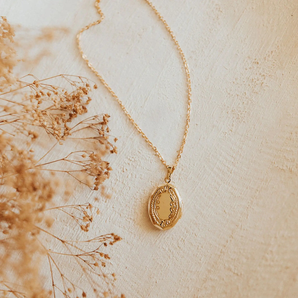 Isabelle Locket Necklace – Vintage Style Photo Locket Pendant | Keepsake Jewelry Gift