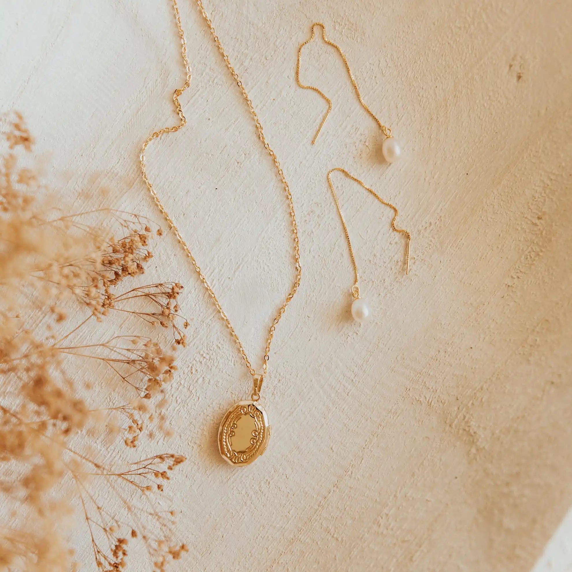 Isabelle Locket Necklace – Vintage Style Photo Locket Pendant | Keepsake Jewelry Gift